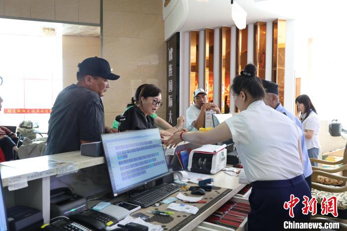 焦点登录：中蒙最大陆路口岸城市：蒙古国客商夏日业务忙